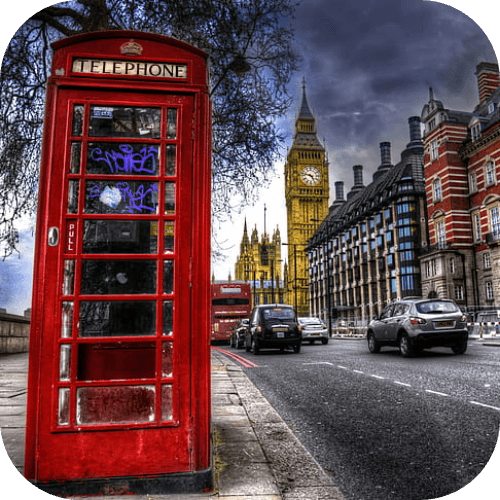Big Ben yakınlarında bir Londra sokağındaki kırmızı telefon kulübesi