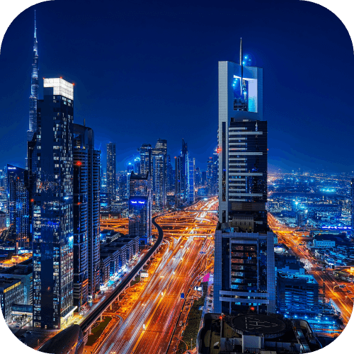Aydınlatılmış gökdelenler ve şehir ışıklarıyla geceleyin Dubai silüeti